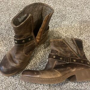 Born On Concept ankle boots